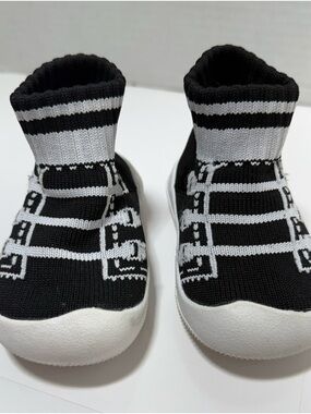 Engtoy Black Laces baby round toe baby sock shoe / Sneaker / walking shoe sz 3.5